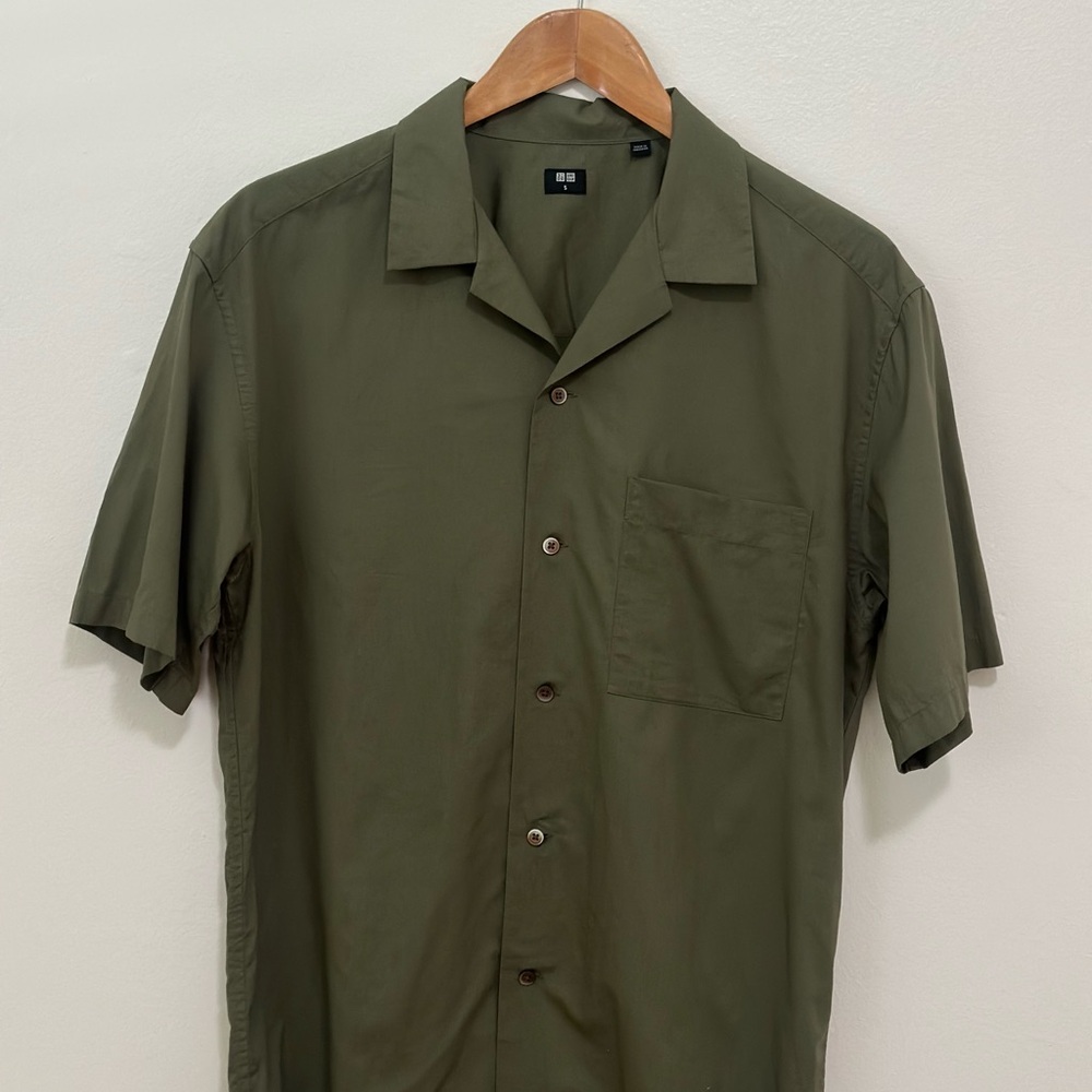Uniqlo Dark Green Casual Button Down Shirt
